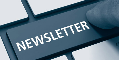 Jemand drückt die Taste Newsletter auf einer Computertastatur.